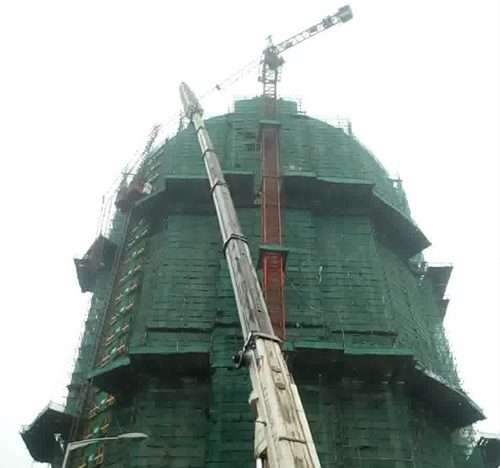岳西吊车在工地上作业